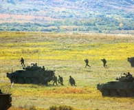 A combat team of the 2eBataillon, Royal 22e Régiment goes on the attack during an exercise at the Canadian Maneuver Training Center. Courtesy, Maj. Sébastien Campagna