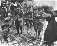 German troops march off to war in 1914. (National Archives)