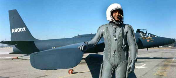 Francis Gary Powers stands next to a U-2. (coldwar.org)