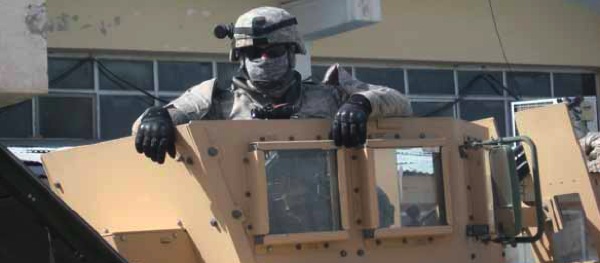 A U.S. Soldier mans a machine-gun turret on an armored HMMWV (Hummer) in Kabul on September 7, 2008. (Antal photo).