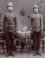 Two American soldiers circa 1900; with the 1902 pattern khaki uniform and 1882 pattern sun helmets. (Private Collection).