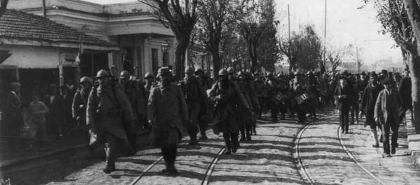French soldiers head off to war. (National Archives)