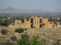 The ancient Roman city of Sufetula (now called Sbe&iuml;tla) against the backdrop of the Western Dorsal. (Shirley D&rsquo;Este)