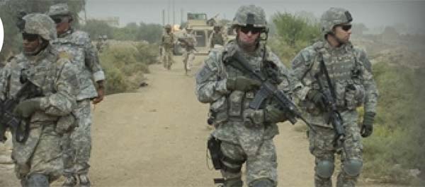 Capt. Brian Roeder (center) leads his troops on a joint patrol with Iraqi army soldiers in Samarra, Iraq, on Oct. 21, 2006. (DoD photo by Spc. Joshua R. Ford)