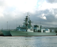Canadian ships HMCS Algonquin (DDG 283), left and HMCS Regina (FFH 334), right, at Naval Station Pearl Harbor, Hawaii. Wikicommons.
