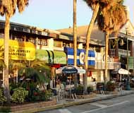 A typical street scene in St. Armand&rsquo;s Circle (Barbara Ann Weibel/holeinthedonut.com)