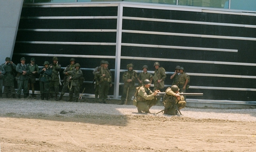 09-gi-reenactors-with-antitank-weapon.jpg